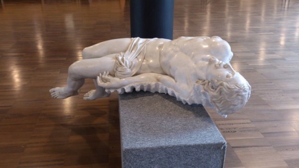 Fabio VIALE, Souvenir Pietà (2006), marmo, Holy MisterY, Santo Volto Torino 2015, foto di G. Seghesio