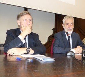 A destra il docente Piero Bianucci, giornalista scientifico, mentre interviene a Media ed Etica in una società plurale del Corso Specialistico di Bioetica Avanzata Facoltà Teologica di Torino. A sinistra il prof. Enrico Larghero moderatore dell incontro, medico, bioeticista e responsabile Master in Bioetica presso la medesima Facoltà   ©Bioetica News Torino