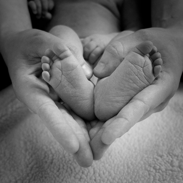 maternita -baby-feet-1527456_1920